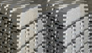 LME aluminium cash offer climbs to $2,781/t while opening stocks slip to 546,075t