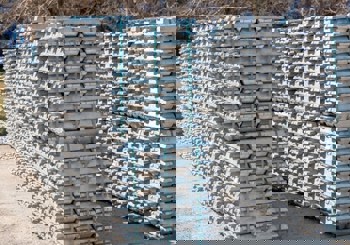 Buying sentiment warms up, aluminium ingot destocking in mid-week, SHFE aluminium expected to hover at highs in the short term