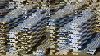 LME aluminium cash offer surges to $3221/t while opening stocks continue the fall to 492000t