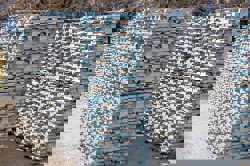 Spot aluminium trading sentiment edged up slightly but remained at a low level