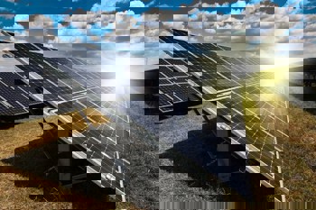 China’s solar panel industry is shrinking: Impact of overcapacity, price collapse & socioeconomic volatility