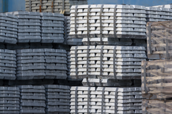 Rise and fall in LME aluminium: cash climbs to $3,329/t, stocks slip nearly 1%
