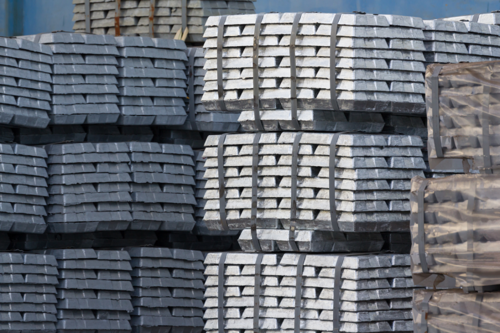 Rise and fall in LME aluminium: cash climbs to $3,329/t, stocks slip nearly 1%