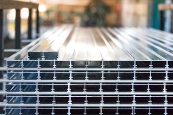 Iran’s attack drives aluminium higher, LME cash offer hits new high at $3,585/t