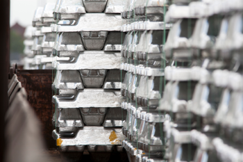 LME aluminium on April 24: Cash nears $3,700/t, stocks continue to slide downhill