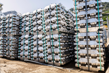 LME aluminium cash offer dips to USD 3,662/t as inventories slide further
