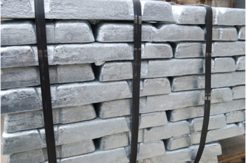 LME aluminium cools as cash slips from 3,600/t as contracts and stocks continue to decline