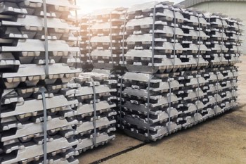 Geopolitical disruptions combined with high inventory highlight LME outperforms SHFE pattern in aluminium market