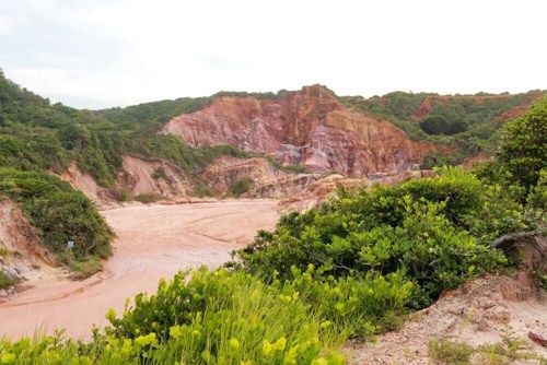 Guinea plans bauxite export curbs to support prices and boost local processing