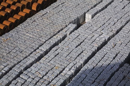 LME aluminium cash and three-month prices gain nearly 1%; opening stocks fall 0.5%